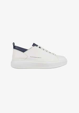 Witte leren sneakers met een gestructureerd oppervlak, marineblauwe accenten, platte veters en een witte rubberen zool. Merknnaam gedrukt op de zijkant.