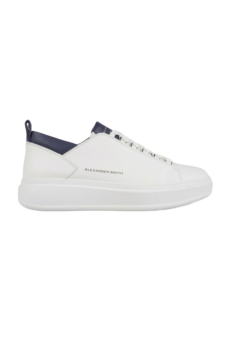 Sneaker bianche in pelle con superficie testurizzata, dettagli blu navy, lacci piatti e suola in gomma bianca. Nome del marchio stampato sul lato.