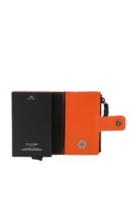 Portafoglio arancione RFID-safe realizzato in materiale testurizzato, con chiusura a scatto, logo grigio e porta carte nera sul lato sinistro per una conservazione sicura.