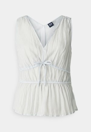 Fehér, pliszírozott, ujjatlan felső V-nyakkal és állítható övvel a deréknál. Puha anyag, finom fénylő felülettel, gyűrt dizájnnal.