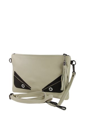 Lichtgrijze leren clutch met donkerbruine driehoekige accenten, een ritssluiting en een afneembare schouderriem. Voorzien van een kwastje als detail.