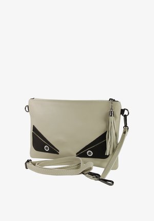 Lichtgrijze leren clutch met donkerbruine driehoekige accenten, een ritssluiting en een afneembare schouderriem. Voorzien van een kwastje als detail.