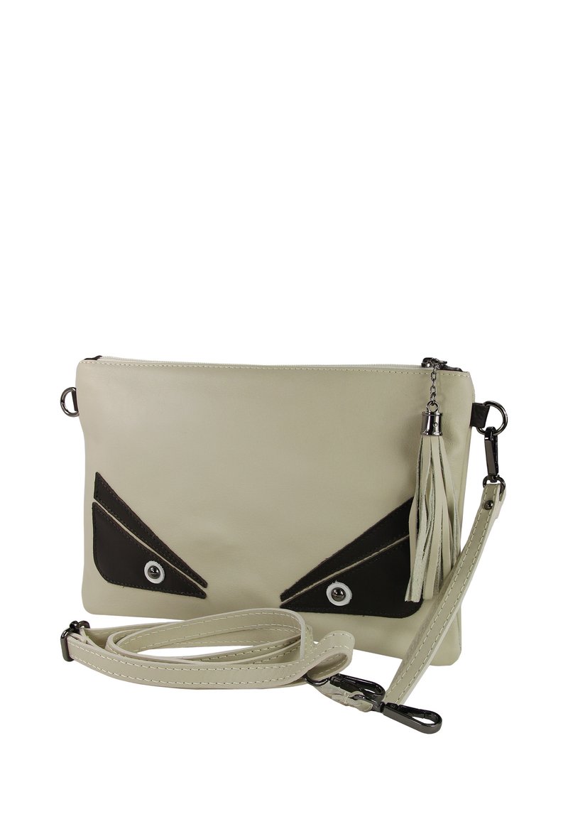 Lichtgrijze leren clutch met donkerbruine driehoekige accenten, een ritssluiting en een afneembare schouderriem. Voorzien van een kwastje als detail.