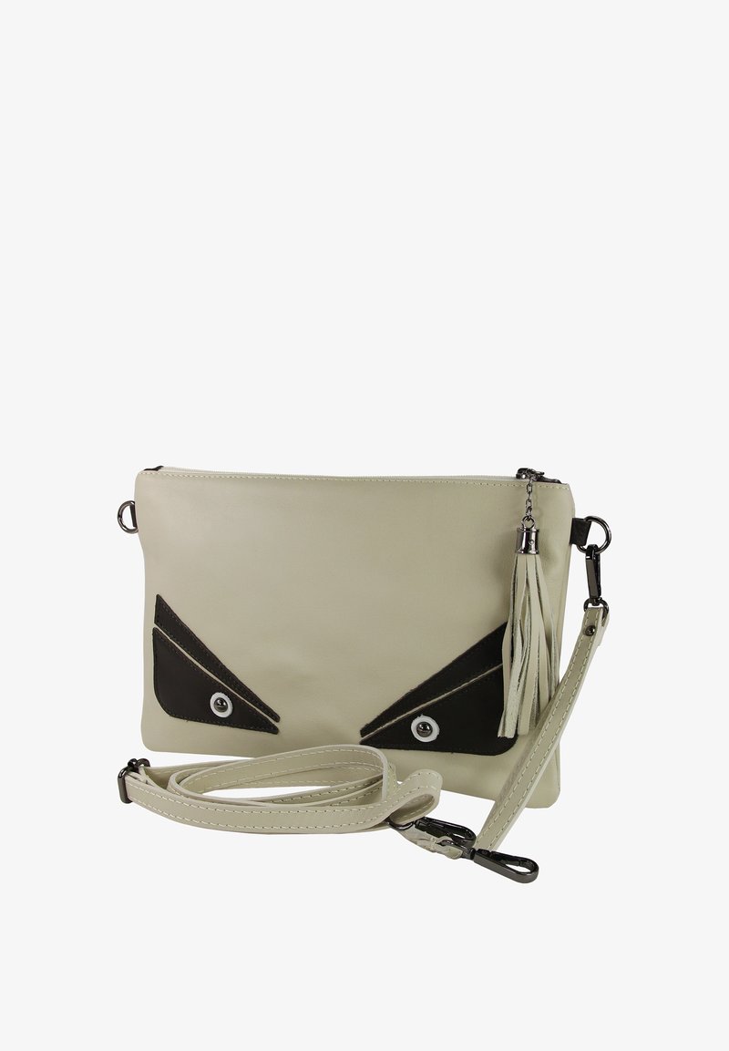 Lichtgrijze leren clutch met donkerbruine driehoekige accenten, een ritssluiting en een afneembare schouderriem. Voorzien van een kwastje als detail.