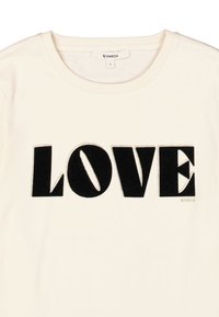 Weiße Baumwoll-T-Shirt mit einem großen schwarzen "LOVE"-Grafik in verschiedenen Texturen. Runder Ausschnitt und kurze Ärmel. Markenlabel am unteren Rand.