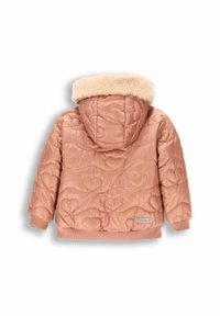 Puchowa kurtka w miękkim różowym kolorze z pikowanym wzorem w serduszka, z futrzanym kapturem, ściągaczami u rękawów i na dole oraz małym logiem.