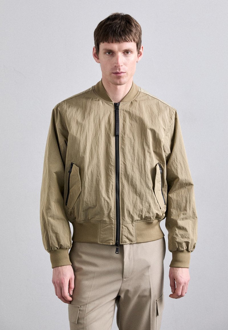 J.LINDEBERG - BRADFIELD CRINKLE  - Chaquetas bomber - batique khaki, Ampliar