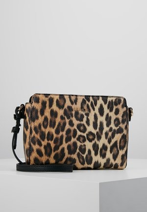 Sac bandoulière rectangulaire avec imprimé léopard marron et noir et bandoulière noire réglable sur une surface blanche.