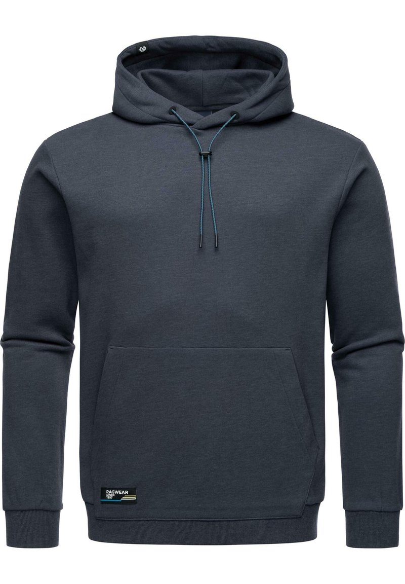 Sudadera con capucha de color gris oscuro, con un bolsillo tipo canguro, capucha ajustable con cordón y puños de canalé. Presenta una etiqueta de marca en la parte inferior izquierda.