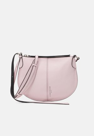 Vaaleanpunainen nahkainen olkalaukku, jossa on kaareva muoto, musta vetoketju ja säädettävä olkahihna. Edessä on kohokuvioitu logo.