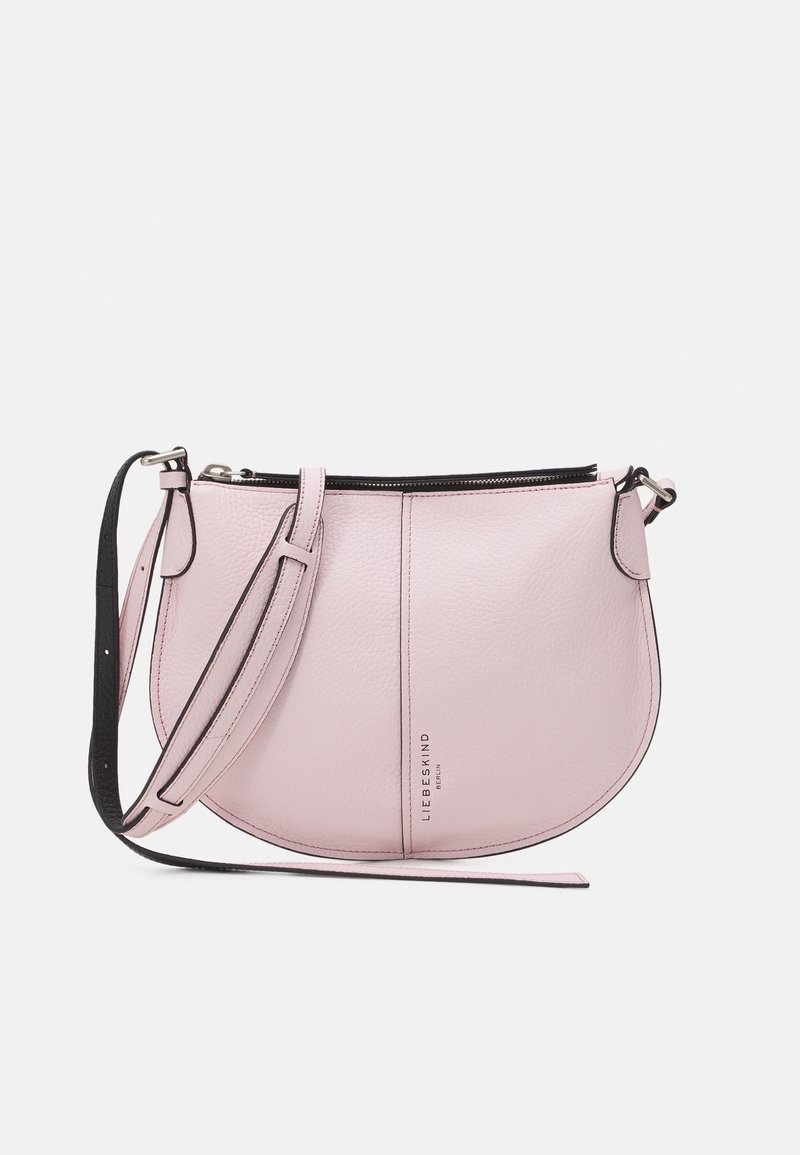 Borsa a tracolla in pelle rosa con forma curva, zip nera e tracolla regolabile. Presenta un logo impressato sulla parte anteriore.