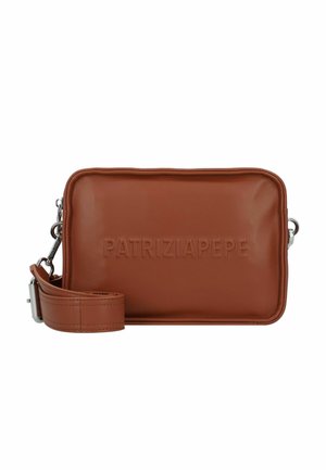 Borsa a tracolla rettangolare in pelle marrone con scritta in rilievo "PATRIZIAPEPE" e tracolla regolabile con fibbia metallica.