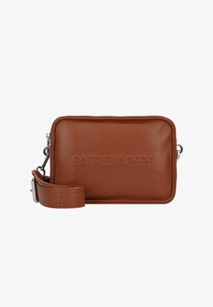 Borsa a tracolla rettangolare in pelle marrone con scritta in rilievo "PATRIZIAPEPE" e tracolla regolabile con fibbia metallica.