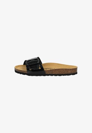 Schwarze Slide-Sandale mit einem glänzenden Riemen und verstellbarem Schnallenverschluss. Korkfußbett, strukturierte dunkle Außensohle und bequemes flaches Design.