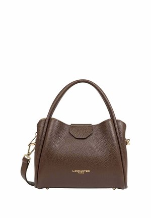 Sac à main en cuir marron texturé avec poignées supérieures courbées, bandoulière amovible, quincaillerie dorée et logo "Lancaster Paris" sur le devant.