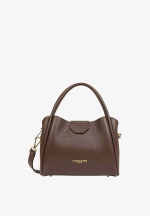 Sac à main en cuir marron texturé avec poignées supérieures courbées, bandoulière amovible, quincaillerie dorée et logo "Lancaster Paris" sur le devant.
