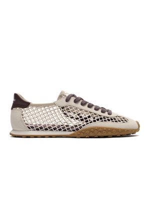 Zapatilla de perfil bajo con parte superior de ante beige y malla de red marrón, cordones marrones y suela de goma con agarre texturizado, mostrada de lado.