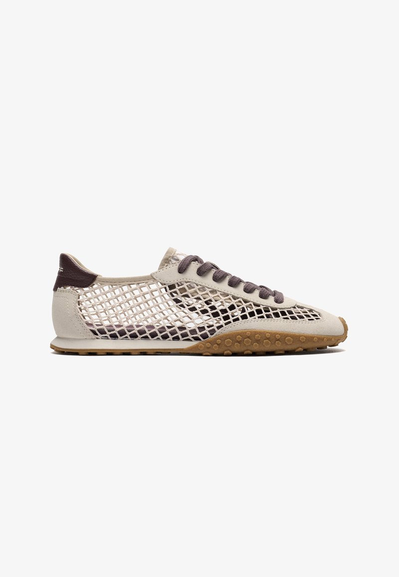 Παπούτσι sneaker χαμηλού προφίλ με επάνω μέρος από μπεζ σουέτ και καφέ δίχτυ, καφέ κορδόνια και σόλα από καουτσούκ με υφή, εμφανίζεται σε πλευρική όψη.