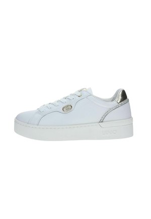 Sneaker bianca low-top con suola spessa, chiusura frontale con lacci, linguetta metallica argentata sul tallone e rifinitura decorativa argentata sopra la suola.
