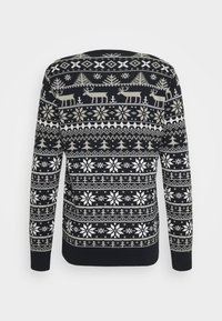 Svetr vyrobený z pletené tkaniny, s námořnickou modrou základnou a bílými a světlově modrými vzory inspirovanými zimou, včetně sobů, sněhových vloček a stromů.