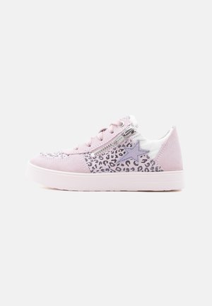 Lav lavhælet pink sneakers med leopardprint paneler, lavendelfarvet stjernepatch, sidelukning med lynlås og snørebånd på hvid sål.
