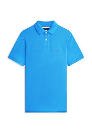 Polo a maniche corte di colore azzurro brillante con colletto, due bottoni bianchi e piccolo logo rettangolare rosso, bianco e blu navy sul petto sinistro.