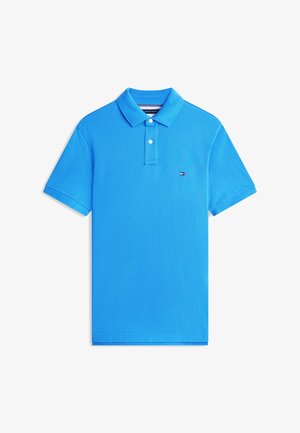 Polo a maniche corte di colore azzurro brillante con colletto, due bottoni bianchi e piccolo logo rettangolare rosso, bianco e blu navy sul petto sinistro.