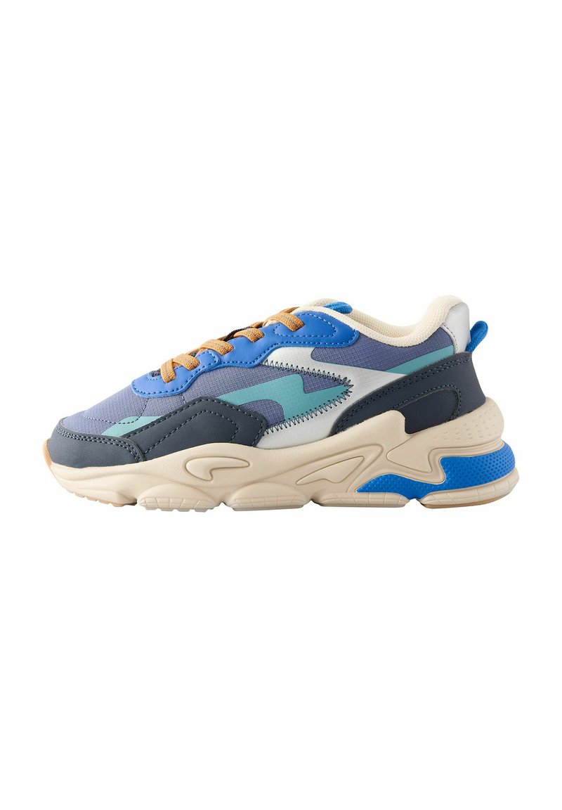 Sneakers w połączeniu niebieskich, szarych i kremowych materiałów; teksturowane akcenty i beżowa podeszwa; posiada okrągłe sznurowadła i wyściełany kołnierz.