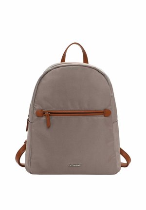 Lille taupe rygsæk med brun læderlynlås, håndtag og stropper, med en forreste lynlåslomme og en metal mærkelogo i bunden midten.