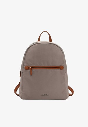 Petit sac à dos taupe avec fermeture éclair en cuir marron, poignée et bretelles, avec une poche zippée à l'avant et un logo métallique de la marque en bas au centre.