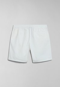Witte katoenen shorts met een elastische tailleband, een vlakke achterzak en gestikte zoom, met een zachte, lichte textuur.