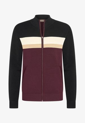 Cardigan zip-up in nero, bordeaux e crema. Presenta un collo alto, tasche laterali e un tessuto testurizzato con strisce orizzontali di colore.