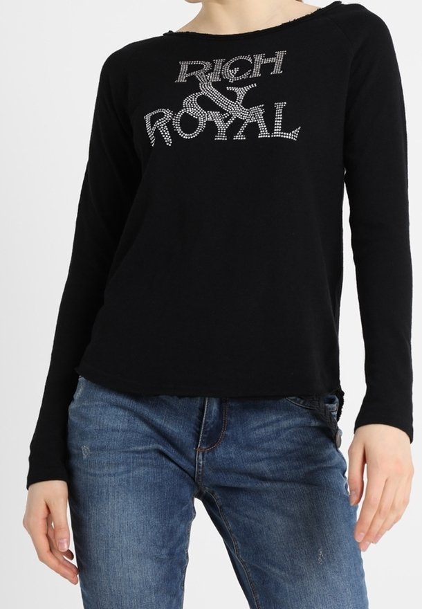 Maglietta nera a maniche lunghe realizzata in tessuto morbido, con un design "RICH & ROYAL" decorato con cristalli sul davanti. Vestibilità casual con scollo rotondo.