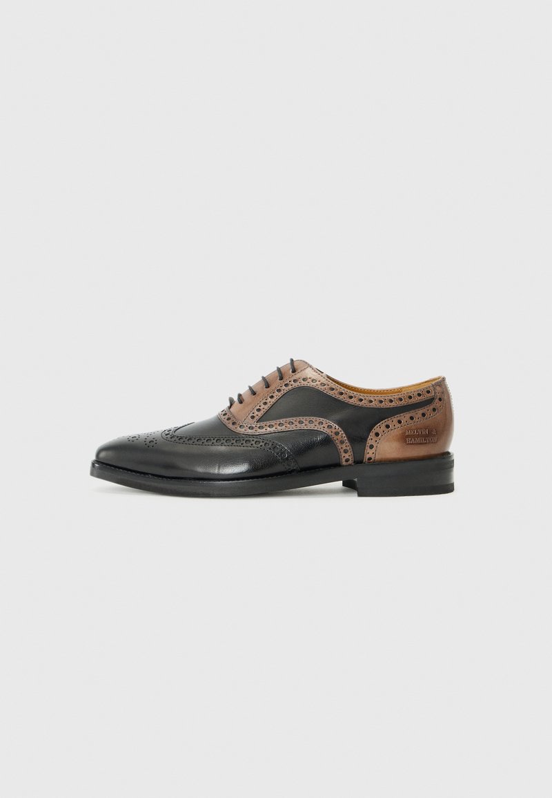 Scarpa da uomo in pelle nera e marrone con design wingtip, intricate perforazioni e tacco basso impilato. Texture liscia e chiusura con lacci.