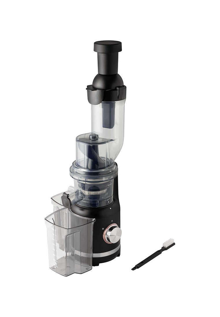 Pomalý lis na šťávu s černými a průhlednými částmi, nádobou na džus a malým čisticím kartáčem na bílém pozadí.
