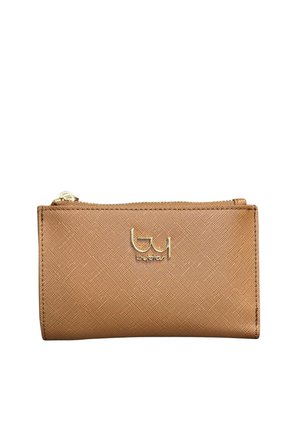 Portafoglio marrone chiaro strutturato con emblema del logo in tonalità dorata e scomparto con cerniera sul bordo superiore.