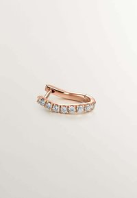 Pendiente de aro en oro rosa con un diseño curvado que presenta una fila de cinco gemas redondas transparentes, acabado brillante y un cierre de bisagra seguro.