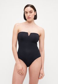 Sort bikini uden stropper med en trekantet udskæring ved brystet. Lavet af glat stof med et tætsiddende design og højt skårne ben.