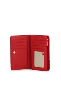 Portefeuille en cuir rouge comprenant plusieurs emplacements pour cartes, un compartiment zippé et une fenêtre d'identification transparente avec un dos en tissu.