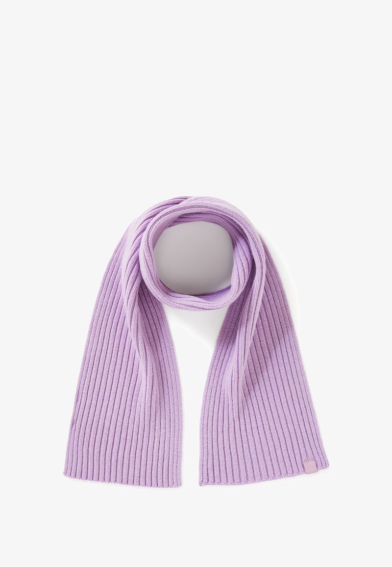 Bufanda de color lila con relieve, hecha de un material de punto suave y con una textura lisa. Presenta una pequeña etiqueta de marca en un extremo.
