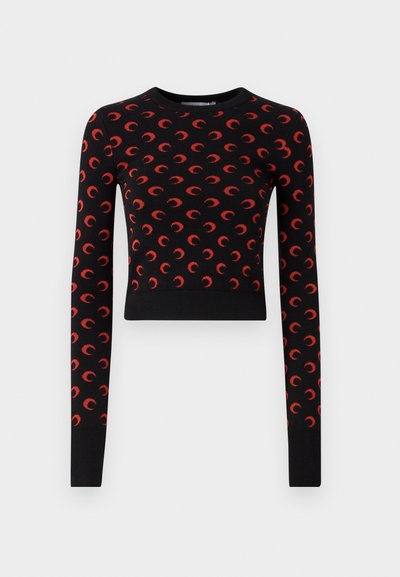 Černý svetr s krátkým střihem vyrobený z pleteného materiálu, s červenými vzory půlměsíce, dlouhými rukávy a žebrovaným výstřihem a manžetami.