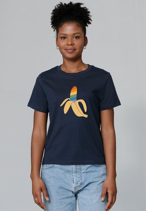 T-shirt en coton marine à manches courtes, arborant un graphique coloré de banane dans des tons de jaune, orange et vert au centre.