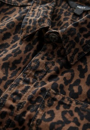 Brun leopardmønstret skjorte med sorte pletter, prydet med krave, knaplukning og syet detaljer. Lavet af struktureret stof.