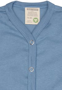 Cardigan in cotone organico blu chiaro con scollo a V, chiusura frontale a bottoni automatici e una sottile texture a costina. Etichetta attaccata all'interno del colletto.