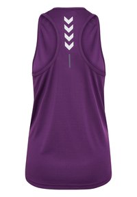 Fioletowy sportowy top na ramiączkach z wycięciem na plecach, z odblaskowymi białymi akcentami w kształcie chevronu na plecach oraz gładką fakturą.