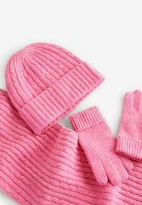 Roze gebreide muts, sjaal en handschoenen set. Ribbelstructuur met een zachte afwerking. Gezellig en uniforme kleur, ideaal voor koud weer.