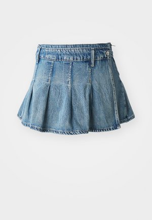 Jeans miniskjørt i lyseblått, med en flagrende design, folder og kontraststing. Inkluderer et liv med en enkelt knappelukking.