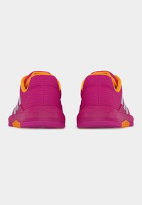 Αθλητικά παπούτσια με υφασμάτινο άνω μέρος σε αποχρώσεις ματζέντα με υφή, πορτοκαλί λεπτομέρειες και γκρι ρίγες. Μαλακός πάτος στην πτέρνα και ανθεκτική ελαστική σόλα για καλύτερη πρόσφυση.