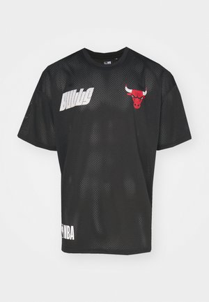 Giacchetto da basket in mesh nero con logo rosso dei Chicago Bulls, testo "Bulls" in bianco e etichetta "NBA" in fondo. Maniche corte, vestibilità comoda.