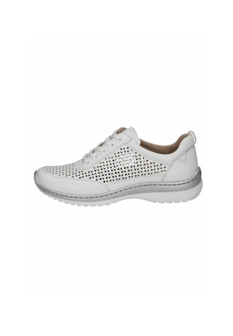 Fehér sneaker perforált mintával, fűzős záródással és vastag, texturált talppal. Simább anyag, enyhe fényű.